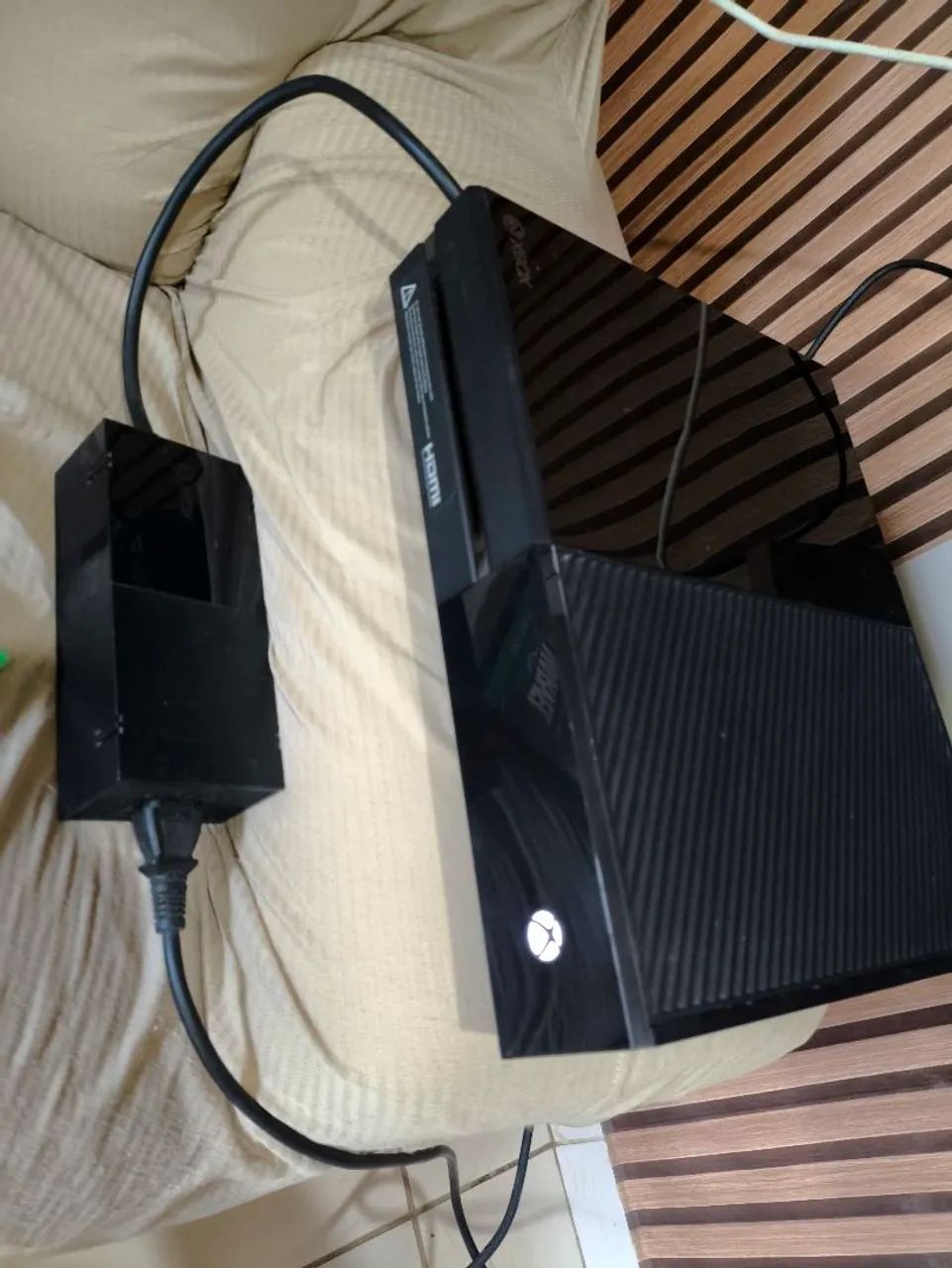 Xbox One Fat com 2 controles e Kinect 