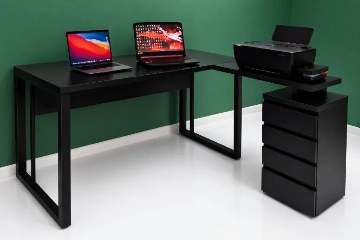mesa preta com gaveteiro em L 
