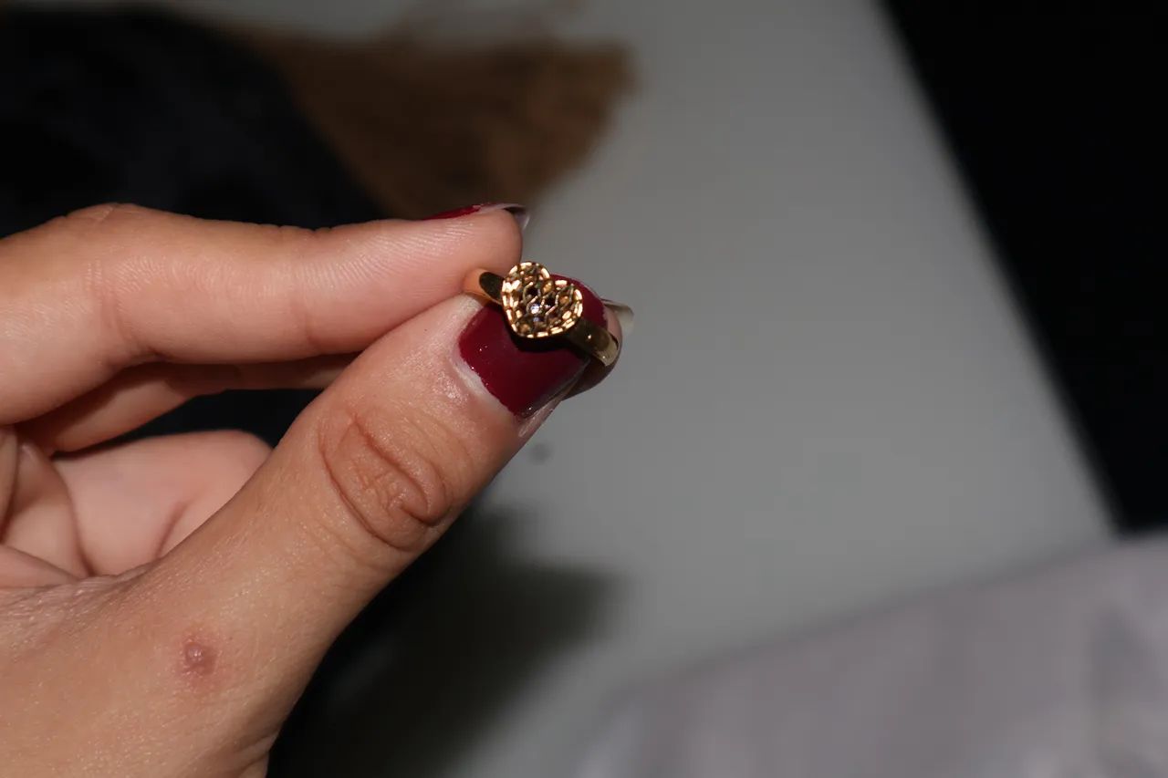Anel de ouro com um coração  - Foto 2
