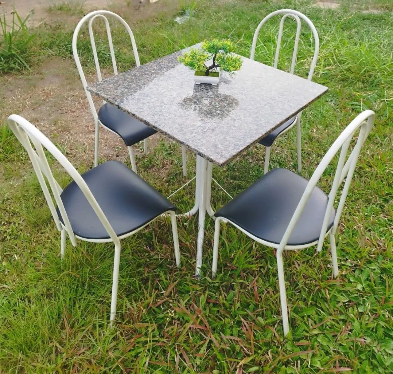 Mesa de Mármore com 4 Cadeiras  - Foto 3