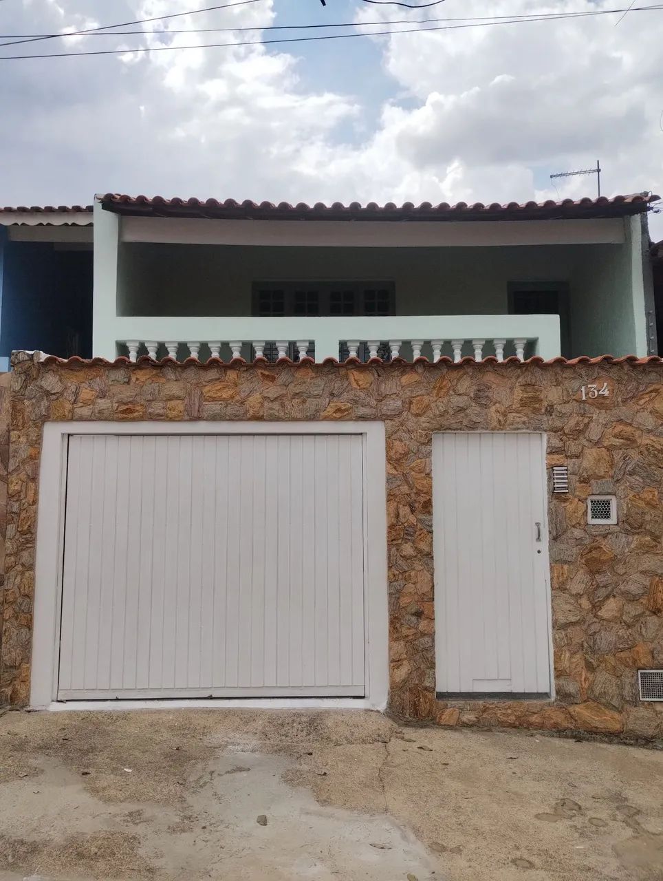 Ótima casa (sobrado) vende-se/ troca ou aluga!