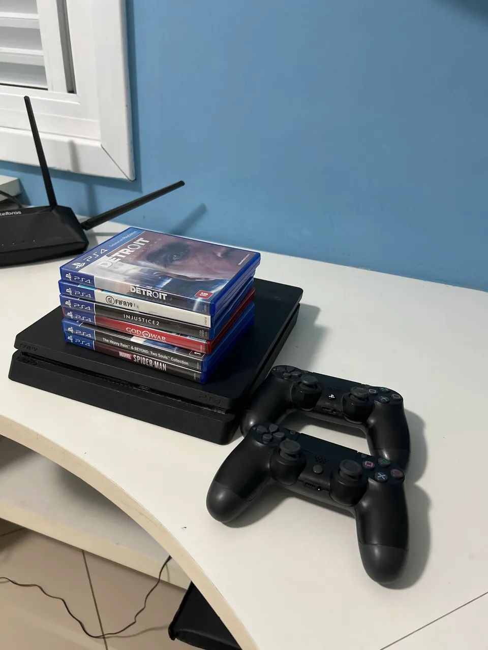 PS4 com 2 controles e 6 jogos