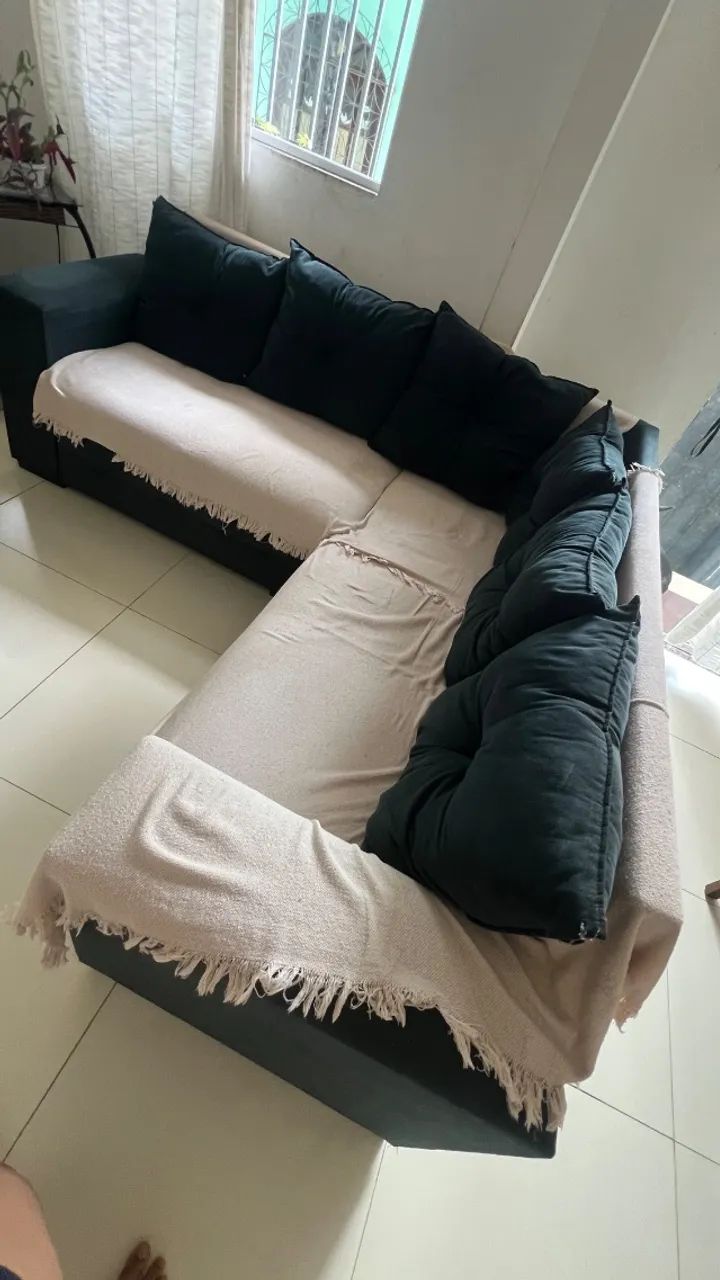 Sofá de canto 3m, 6 almofadas , 4/5 lugares  com avaria causada pelo cachorro  - Foto 3