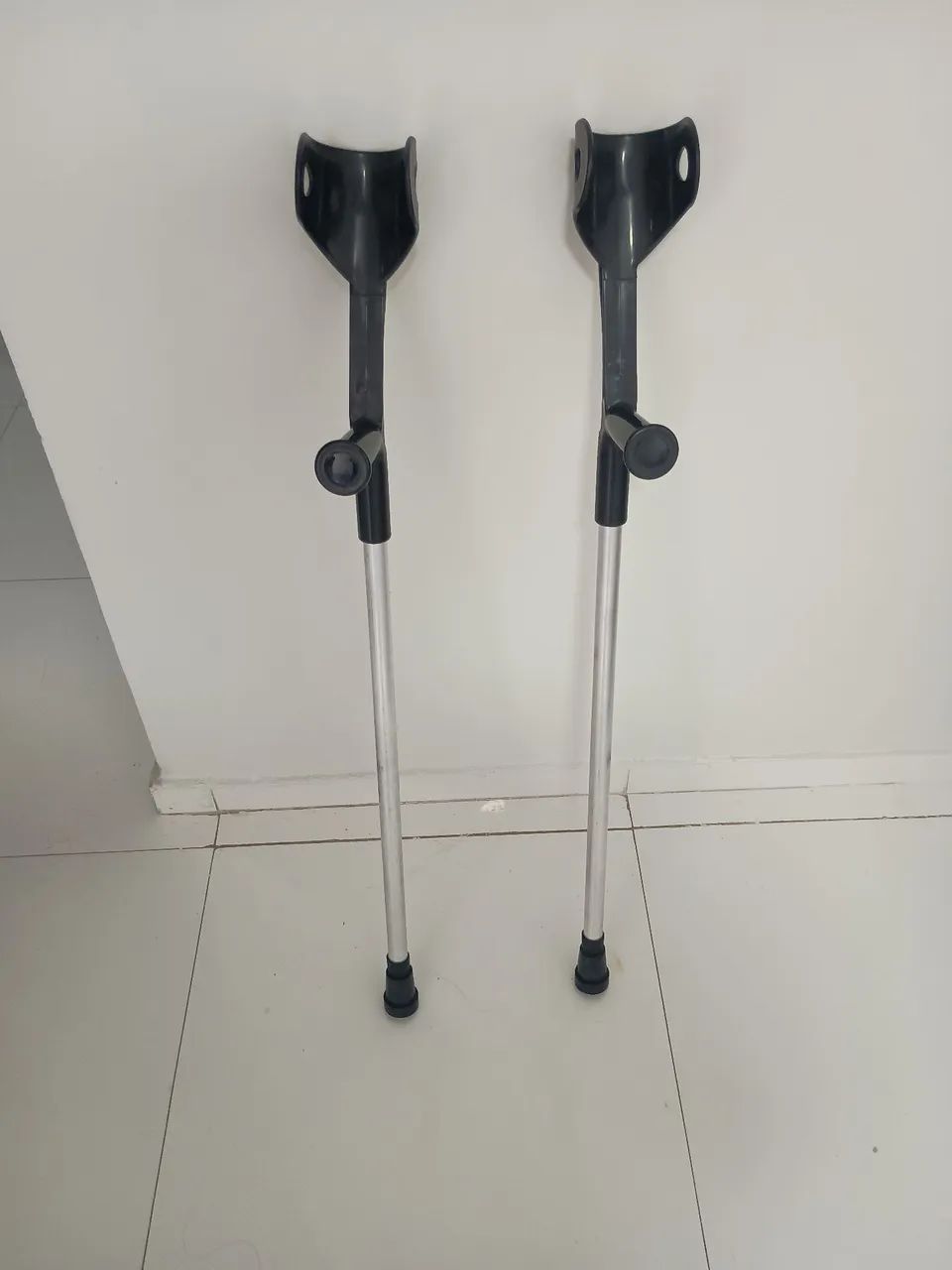 Muleta anatômica ajustável a altura  - Foto 2