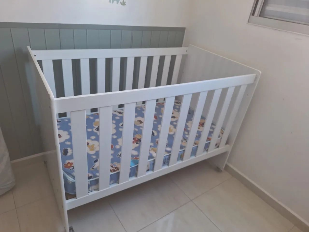 Berço branco com colchão e rodinha