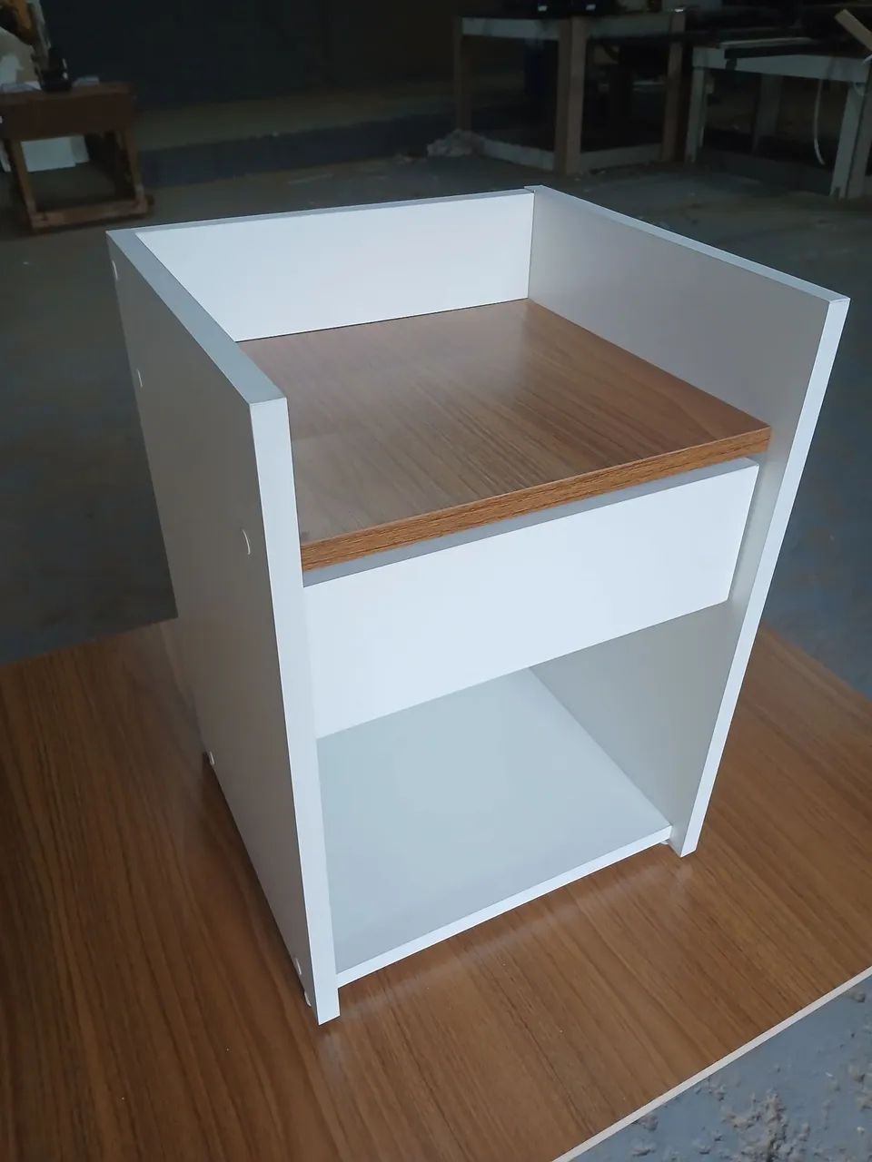 Mesa de Cabeceira em MDF - Branca com Amadeirado - Foto 3