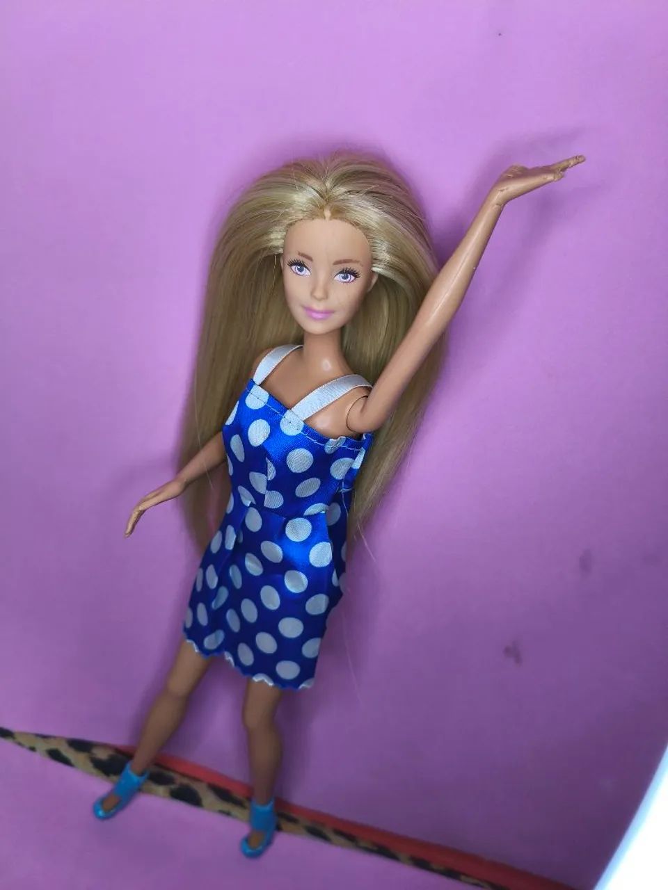 Boneca Barbie com implante e mão danificada 