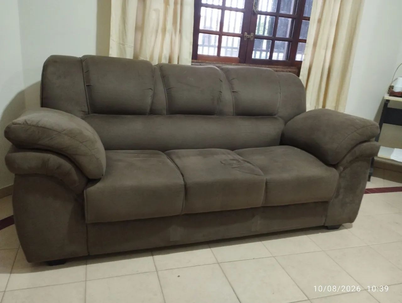 Vendo sofá três lugares no Suede em perfeito estado de conservação  - Foto 3