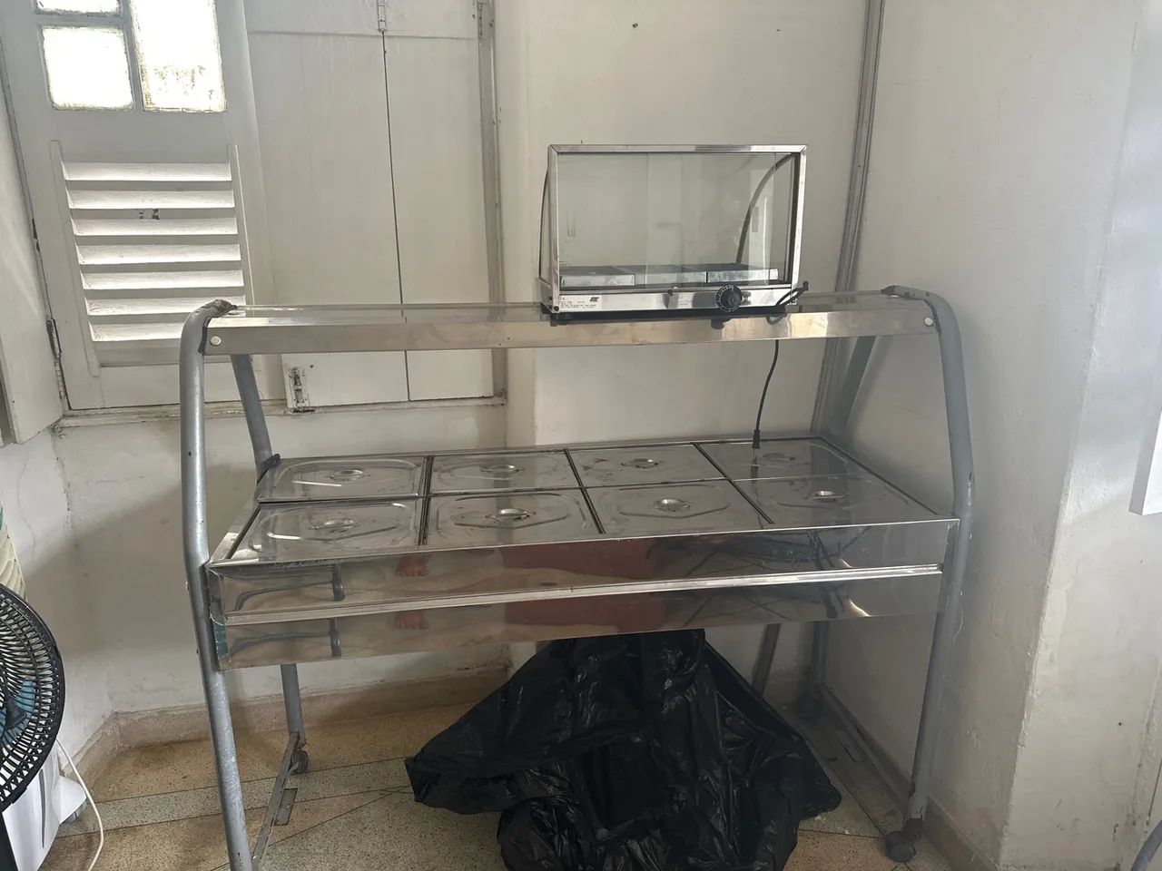 Mesa bistrô com 2 bancos , ilha com oito cubas, estufa quente para mol