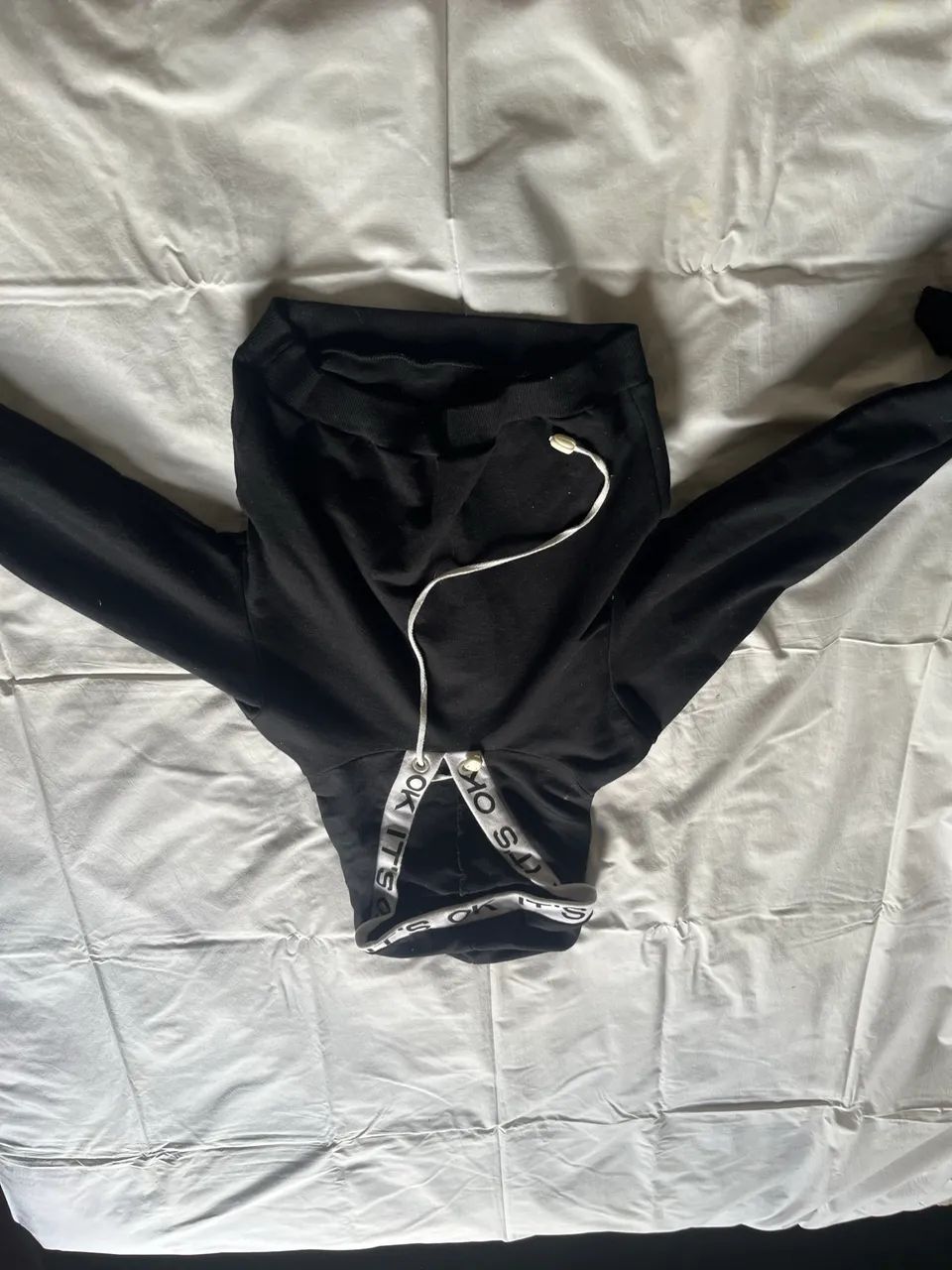 Cropped moletom preto com detalhes no capuz 