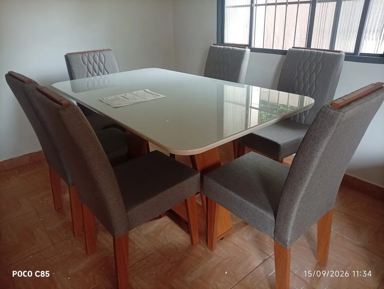 Mesa de jantar com tampo de vidro 