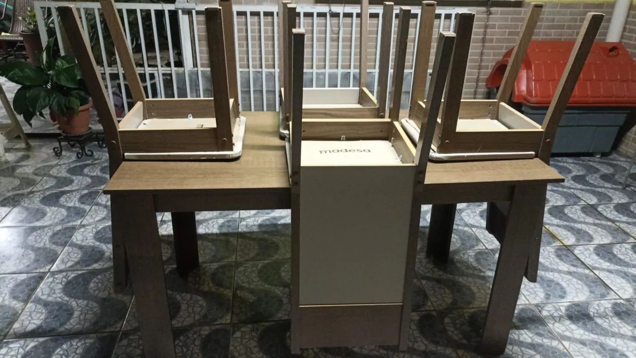 Mesa de madeira 4 cadeiras  - Foto 4