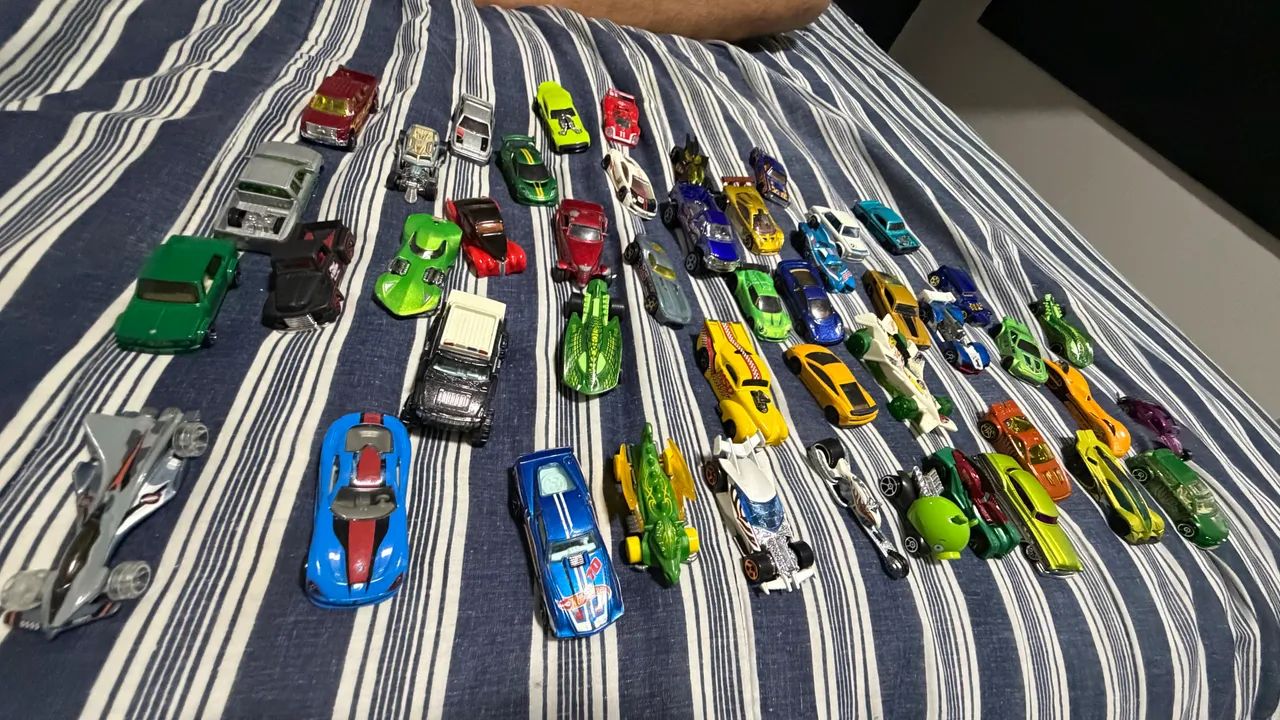 Lote com 50 Carrinhos Hot Wheels  - Coleção Completa - Foto 5