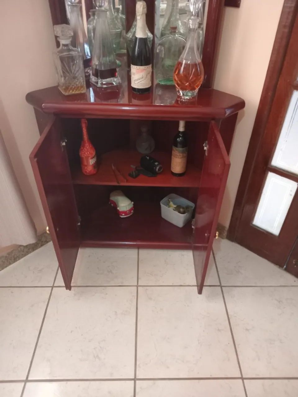 BAR DE CANTO COM ILUMINAÇÃO