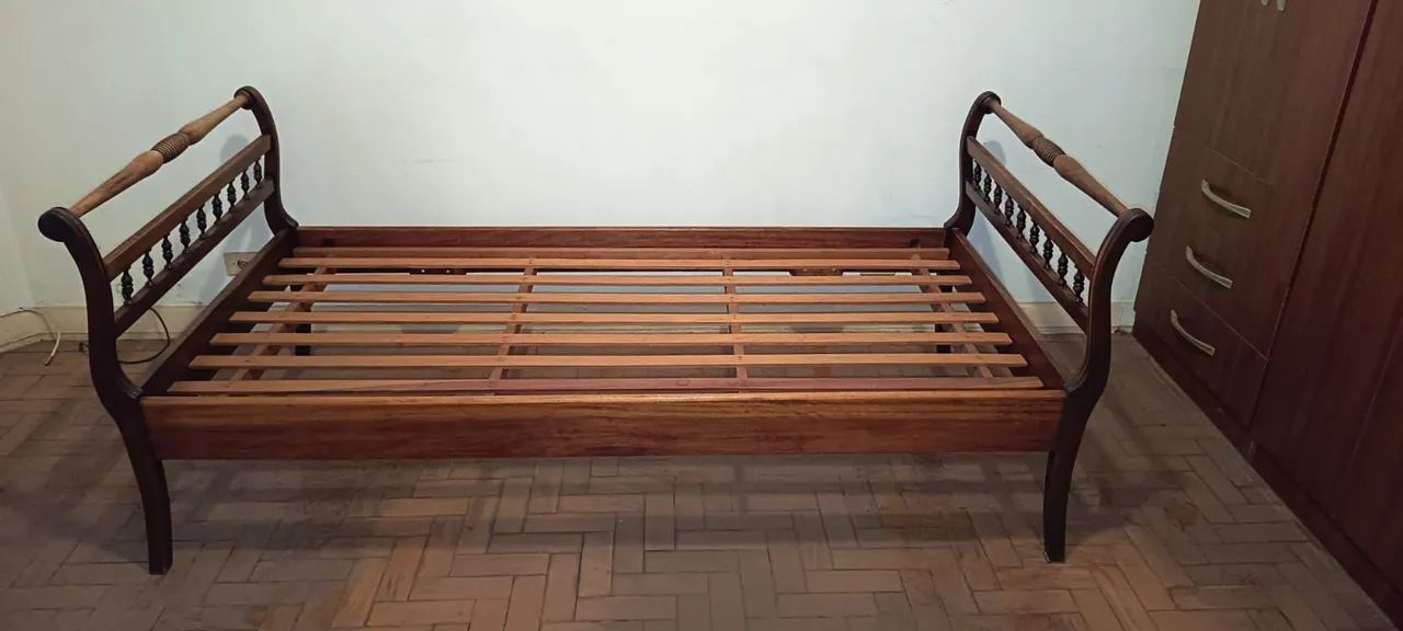 Cama de solteiro e mesinha de cabeceira - Foto 3