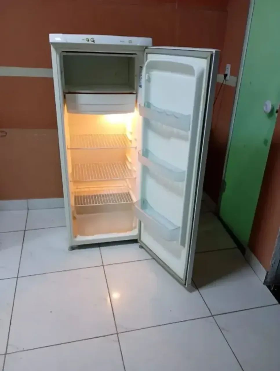 VENDE-SE GELADEIRA ELECTROLUX - Foto 3