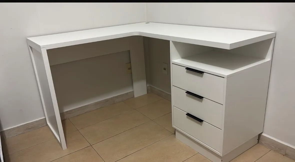 Mesa de escritório em L