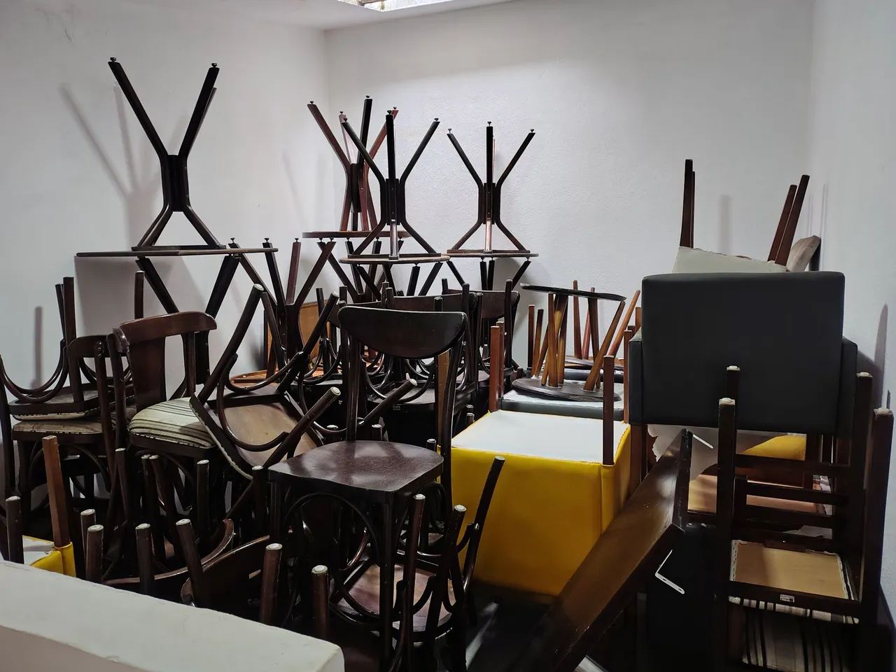 Mesas e cadeiras 