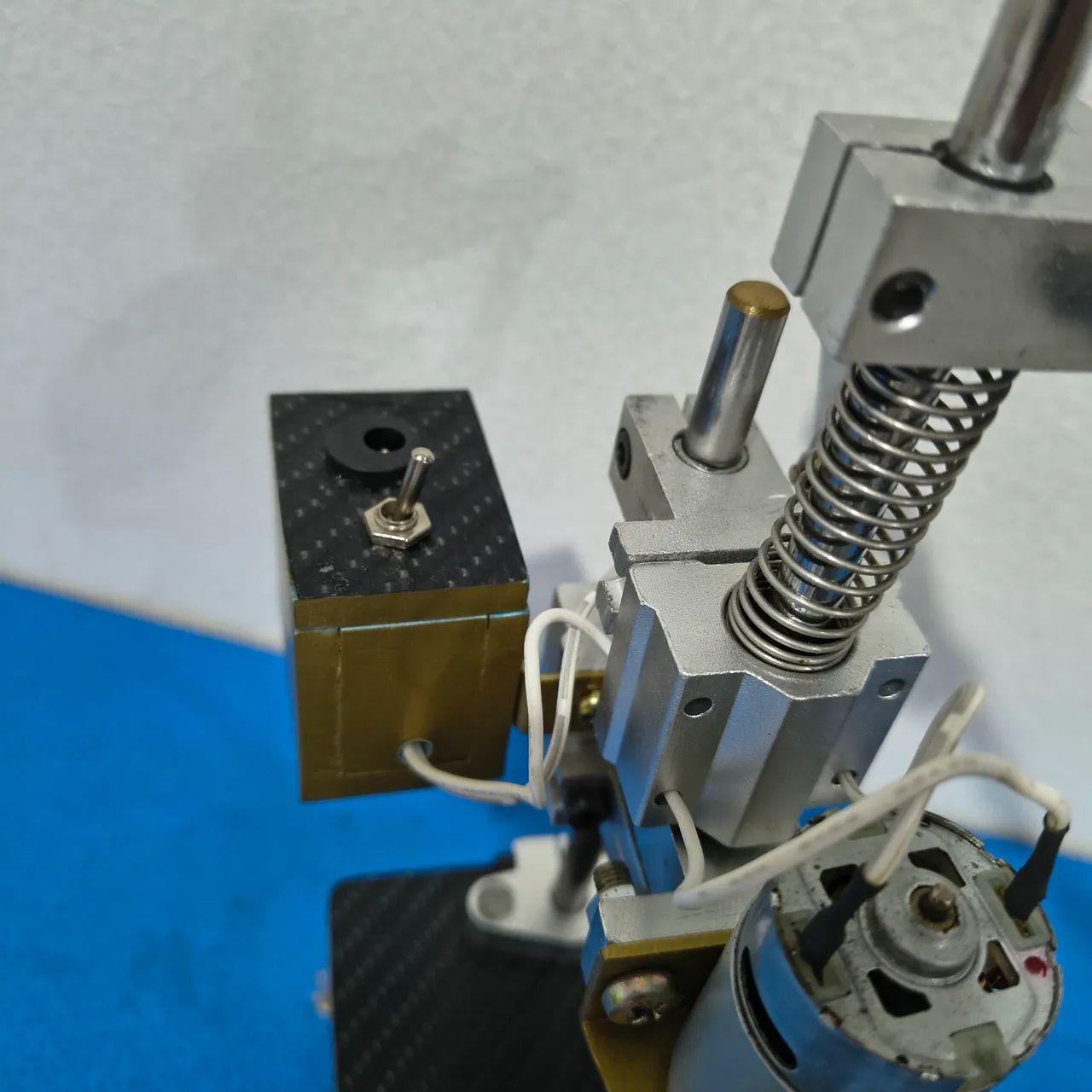Mini furadeira  12v   pra artesanato   placa de  circuito  - Foto 4