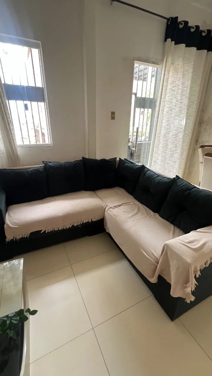 Sofá de canto 3m, 6 almofadas , 4/5 lugares  com avaria causada pelo cachorro  - Foto 2