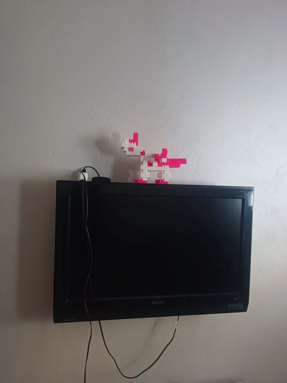 Tv ,guarda roupa e cama