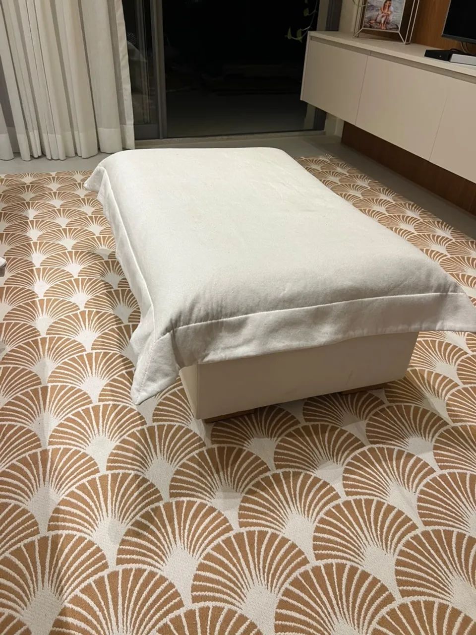 Puff moderno em bom estado - 95cm