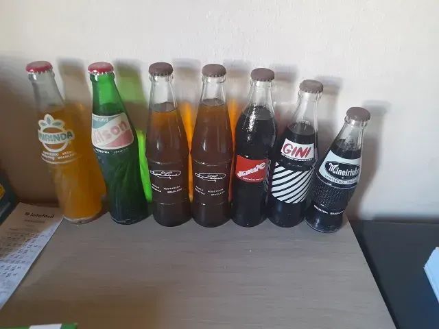 Conjunto de garrafas de refrigerantes antigas - algumas com oliquido original  