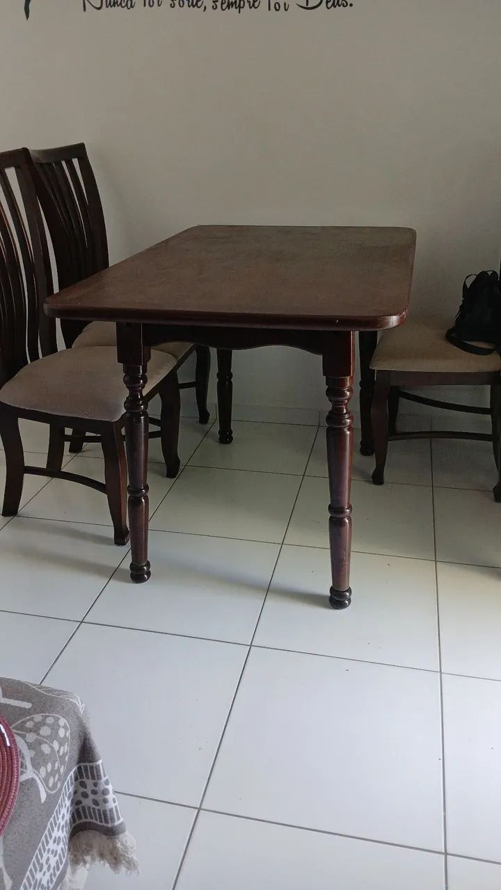 Mesa de madeira canela