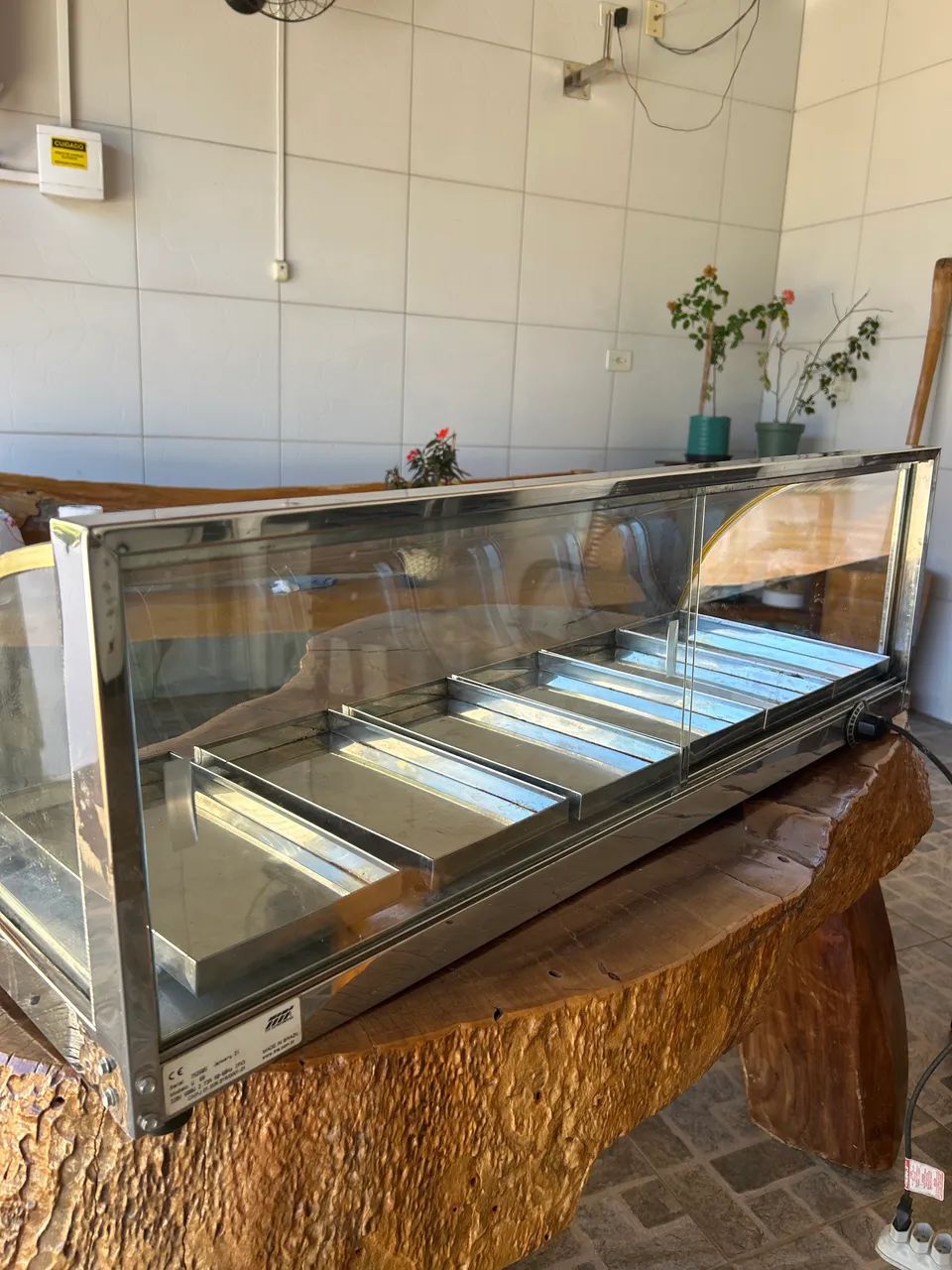 Vende-se estufa com 6 bandejas funcionando perfeitamente 