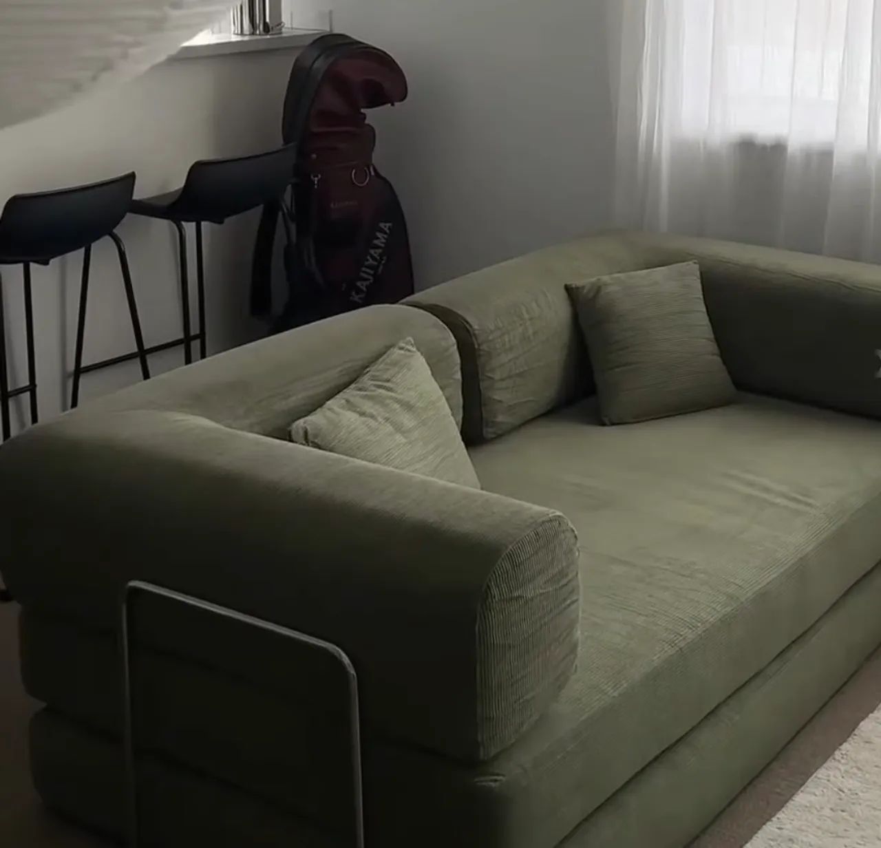 Sofá cama mais de 60% desconto, praticamente NOVO 