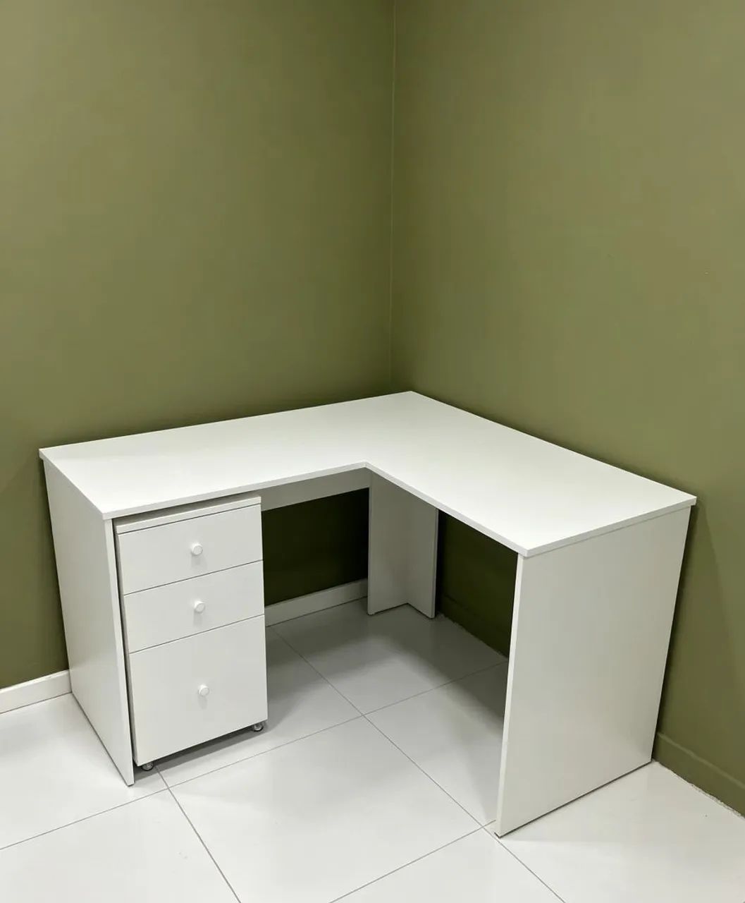 Mesa com gaveteiro em mdf