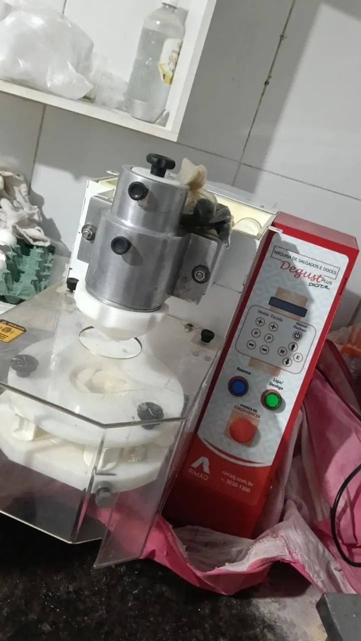 Vendo máquina de doces e salgados. 