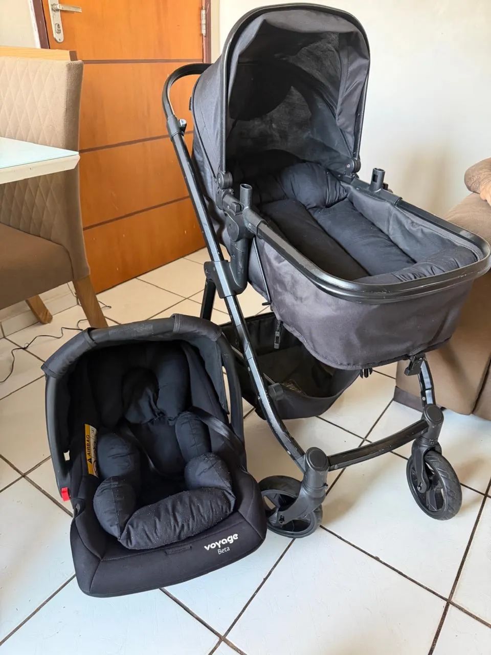 Carrinho de bebê com Moisés, bebê conforto  