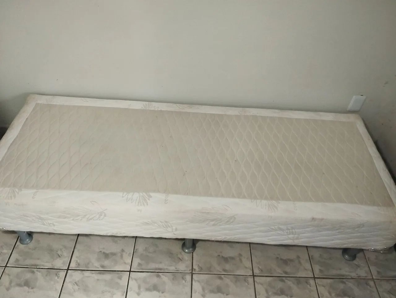 Base de cama de solteiro. 