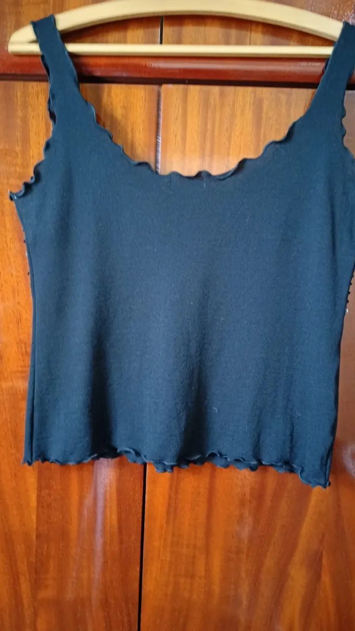 BLUSINHA REGATA EM CREPE BORDADA  - Foto 2