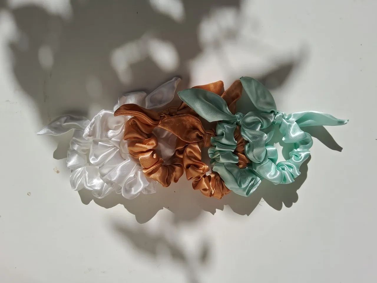 Scrunchies e toucas de cetim