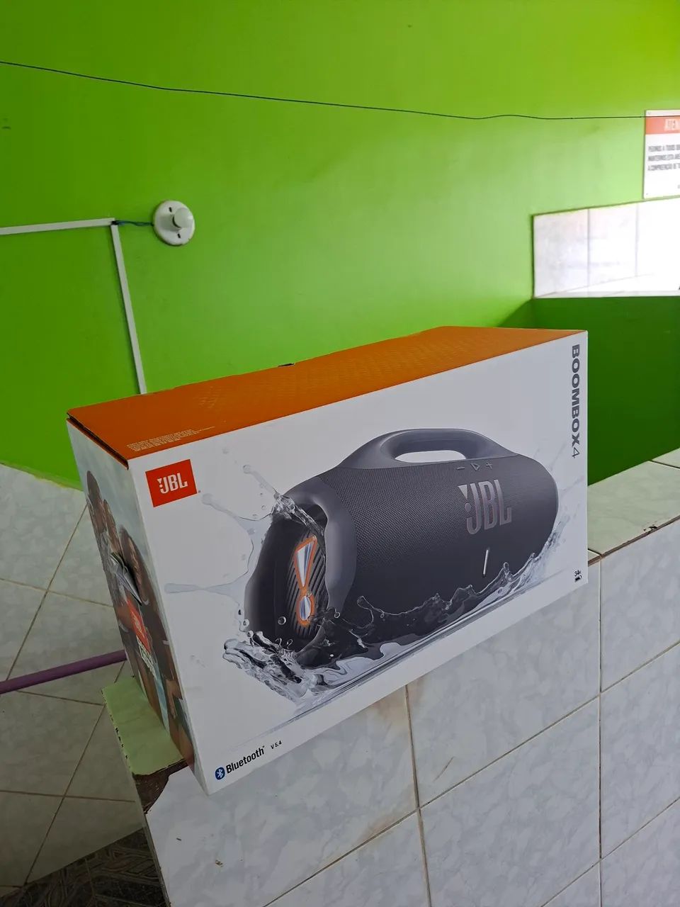 Bombox 4 lacrada com nota 