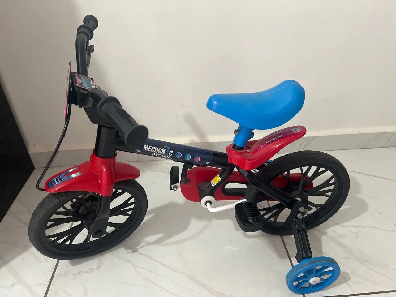 Bicicleta infantil com rodinhas 