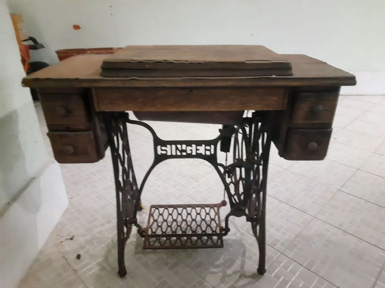 Máquina de costura antiga e funcionando