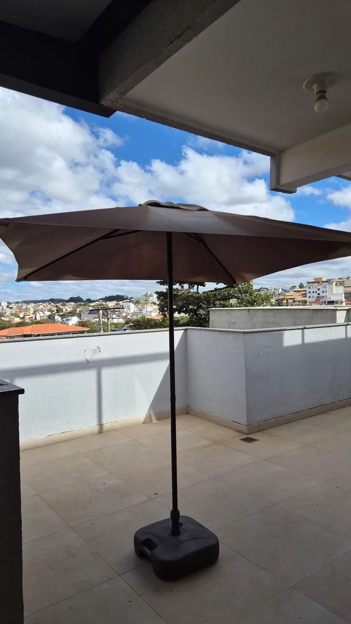 Vendo mesa completa com 6 cadeiras para área externa com ombrelone (guarda sol) - Foto 2