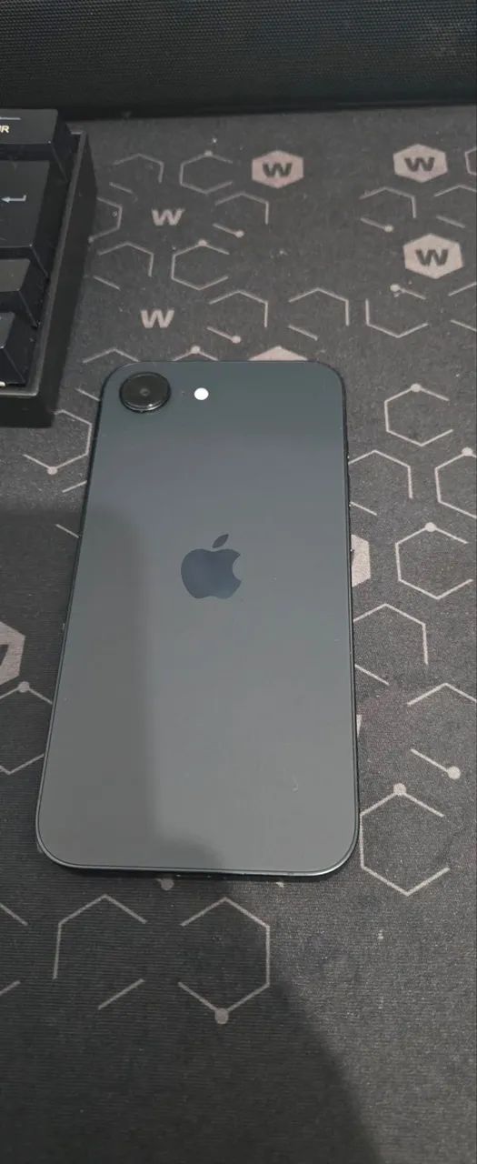 iPhone 16e 