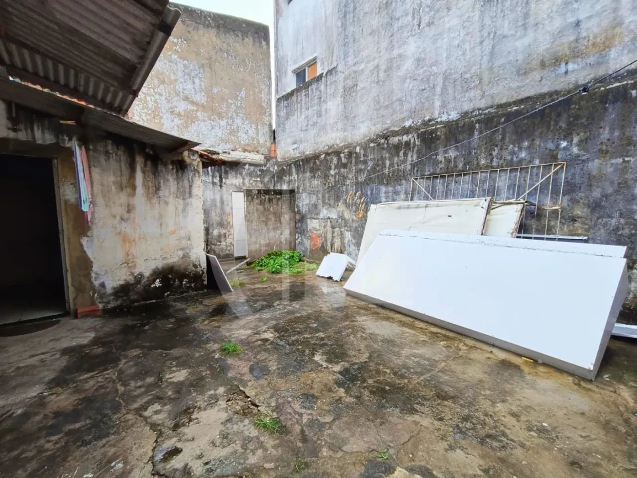 Casa com três quartos, excelente para ponto comercial, na avenida principal do Augusto Fra - Foto 11