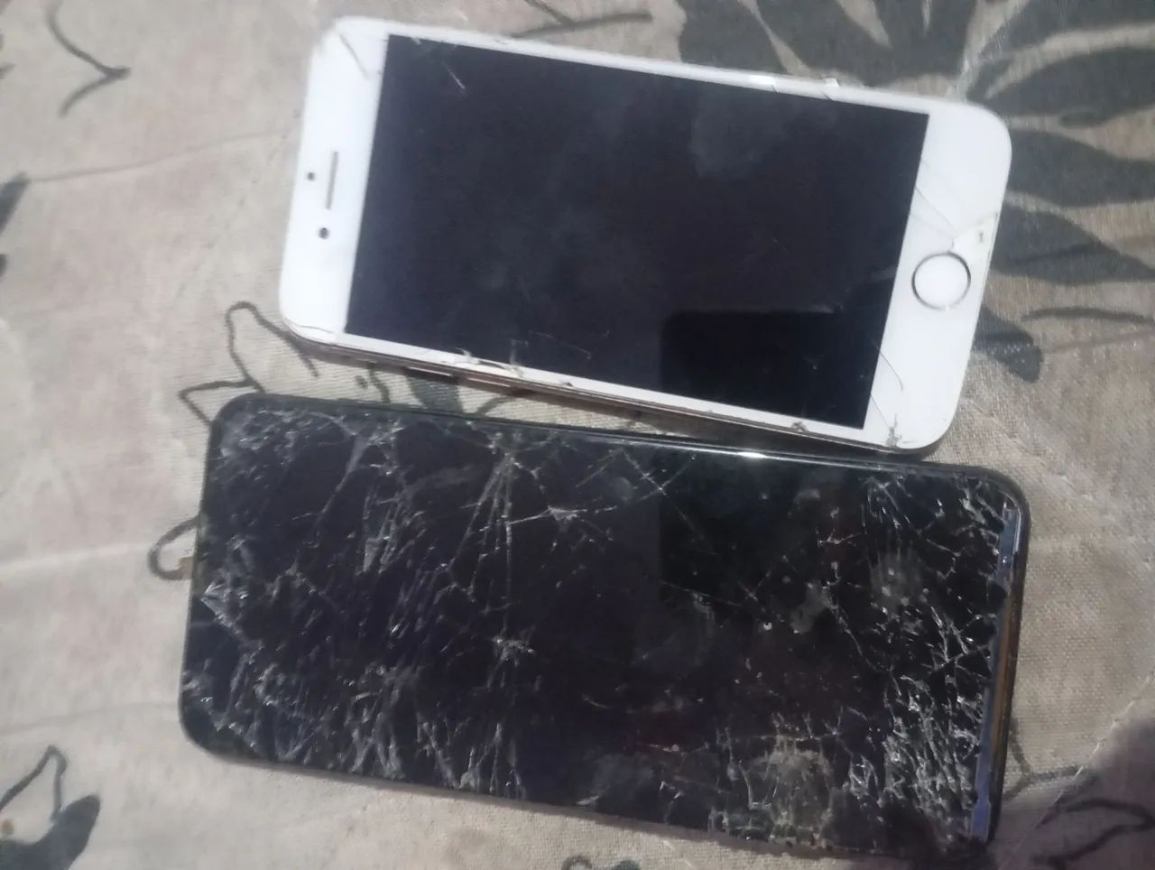 Carcaça de iPhone 8 e Samsung 