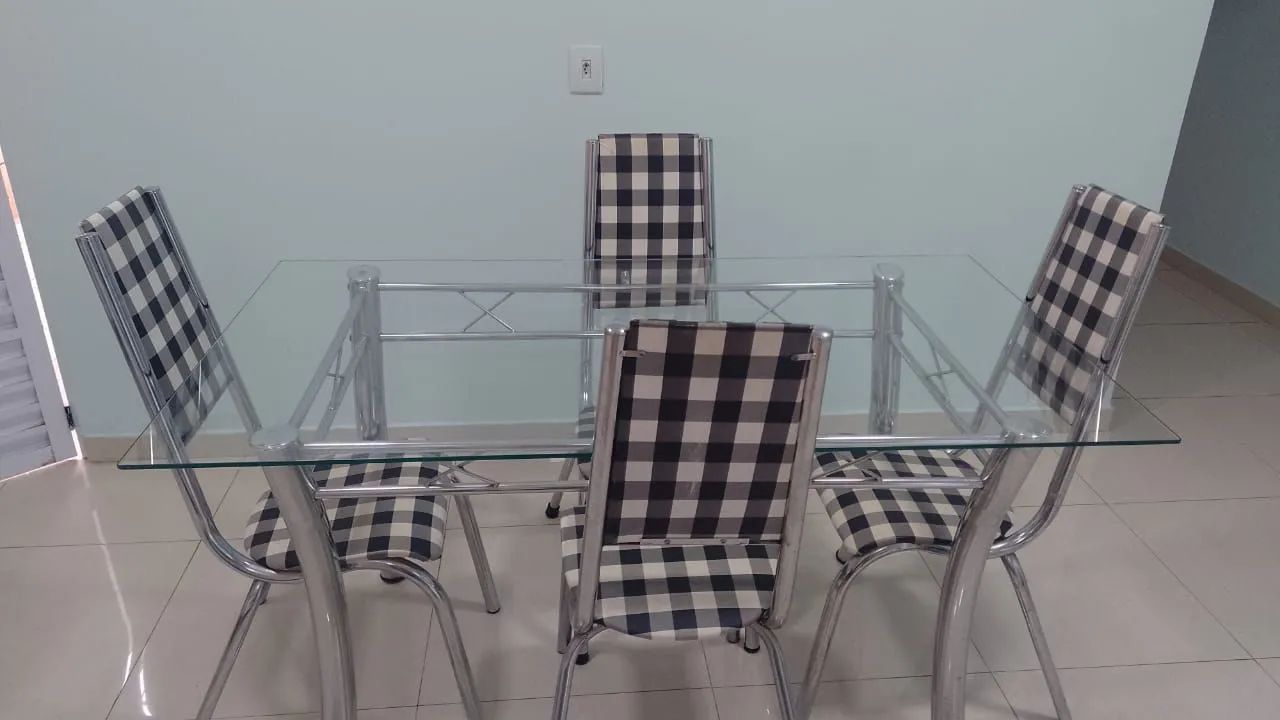 Mesa de vidro com 6 cadeiras