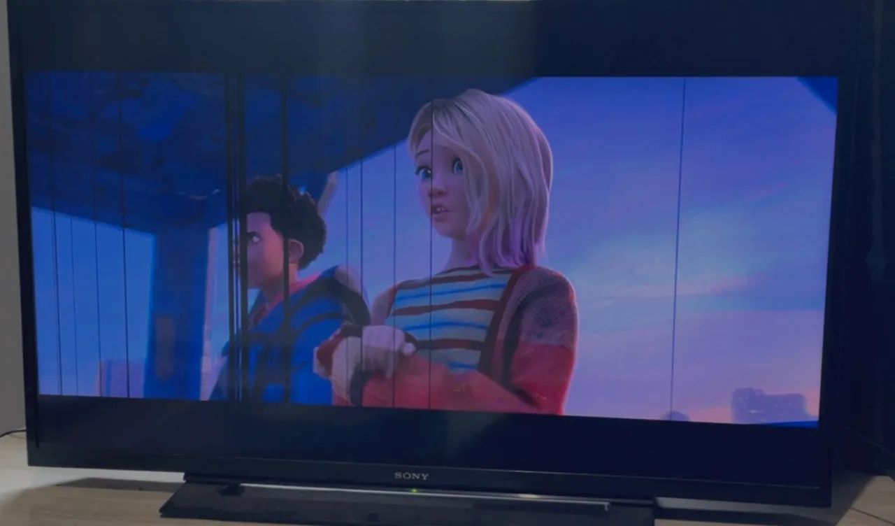 TV 40 polegadas Sony Bravia Não é Smart. Com pequeno defeito na Tela