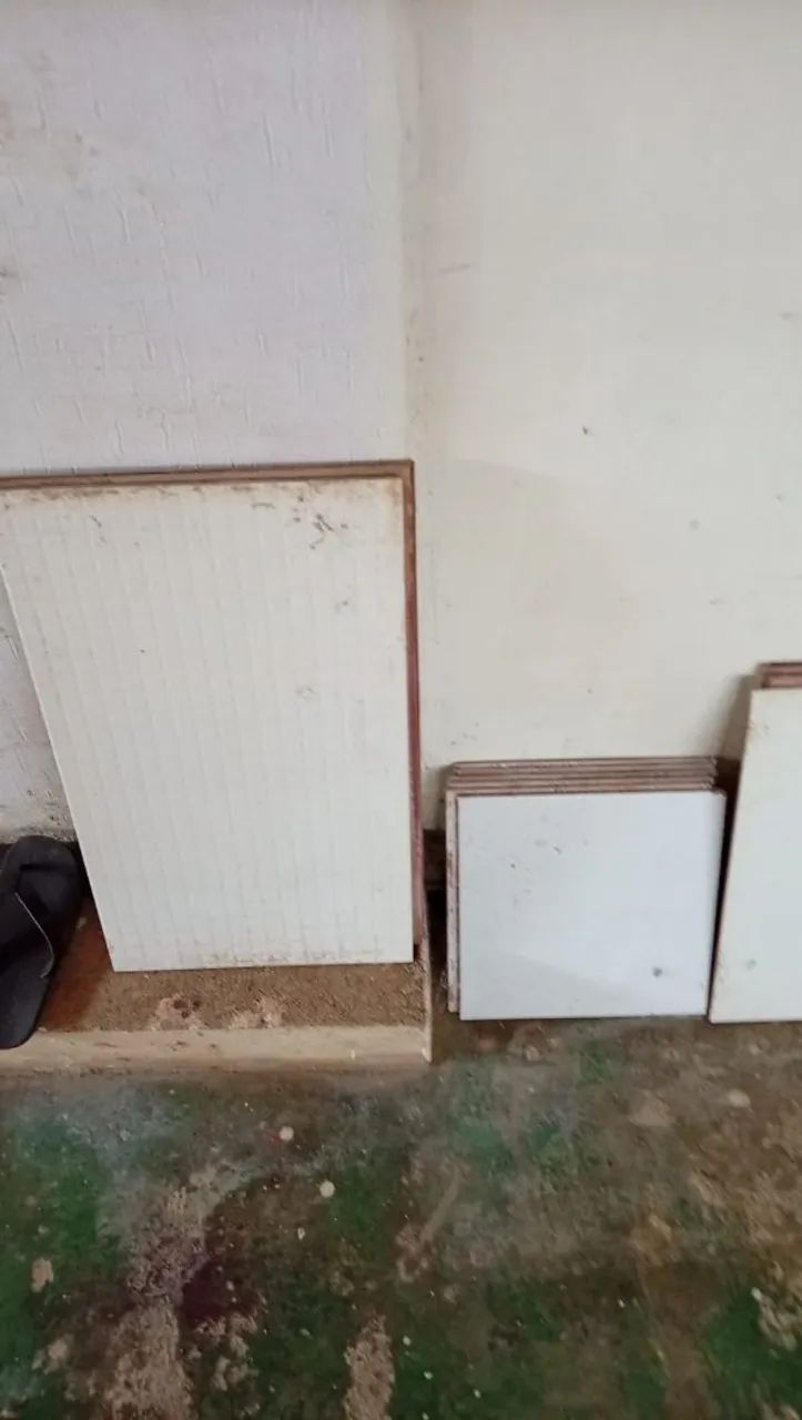 Vendo 50 telhas e cerâmicas.433926707442493444
