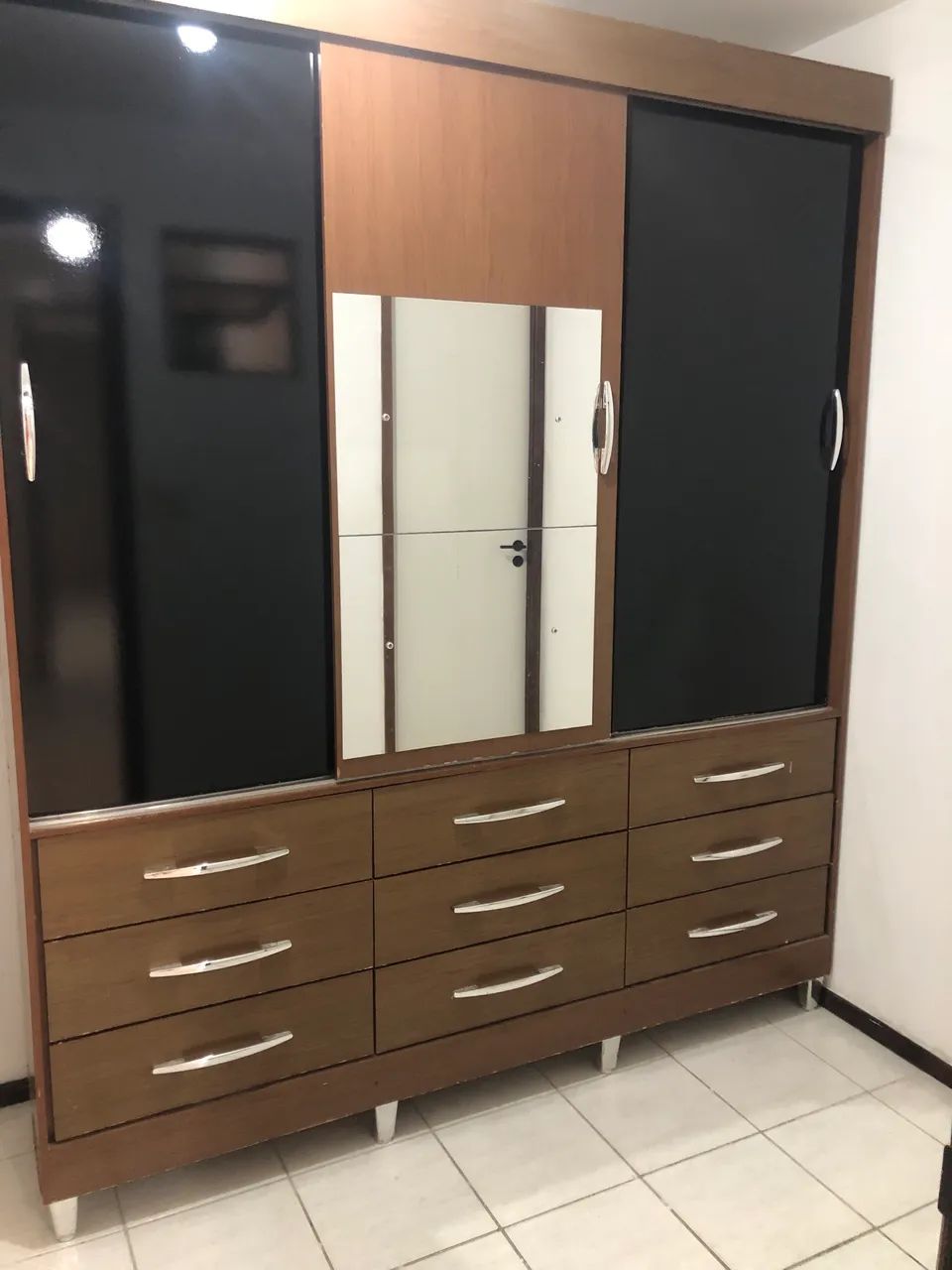Guarda roupas com espelho