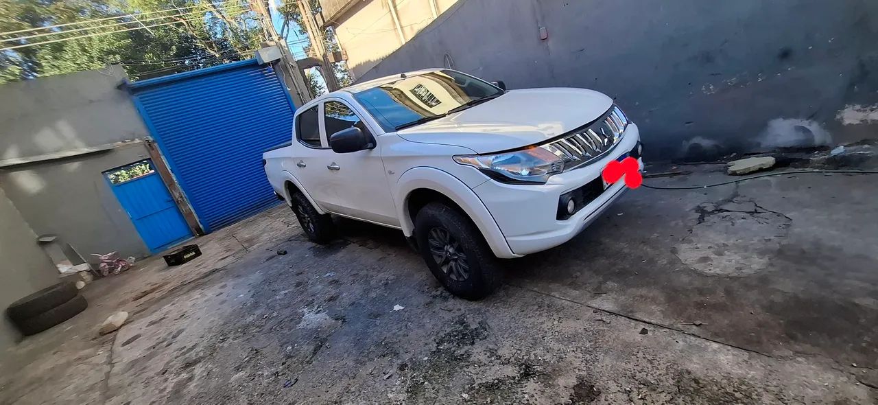 L200 triton ano 2023 com 68 mil km só transferir 