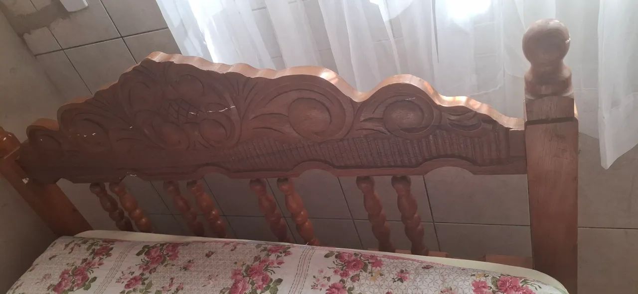 Vendo cama casal madeira maciça com colchão novo - Foto 2