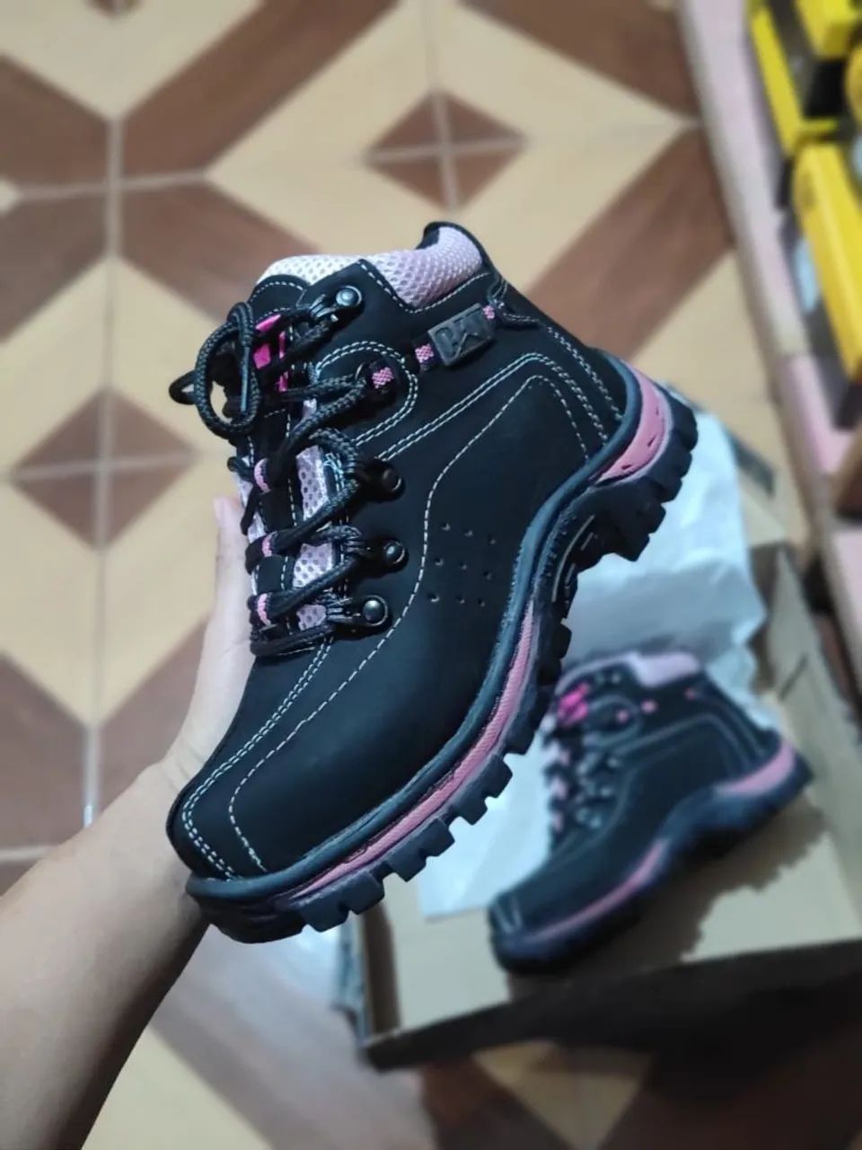 BOTA COTURNO PRETA E ROSA FEMININA